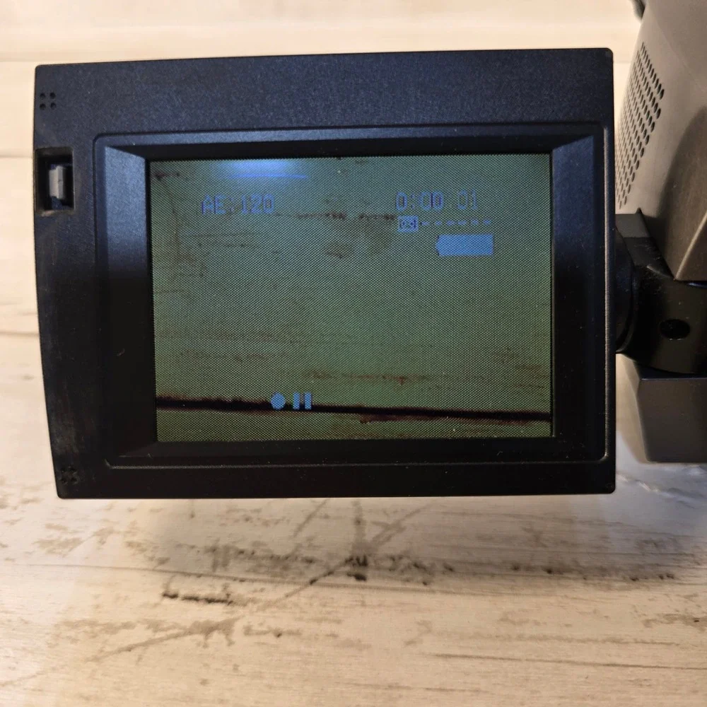 VTG Hitachi VM-E535LA 8mm Video Camcorder 32x Zoom 3in LCD Bundle w/ Bag & Tapes